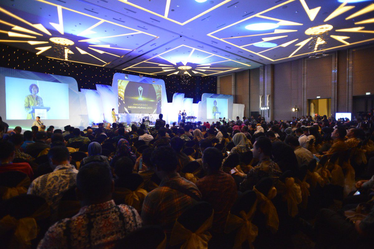 kemkomdigi's tweet photo. Dirjen IKP Ibu Niken Widiastuti [@rniken] berikan sambutan pada Anugerah Media Humas #AMH2018 di Tangerang (4/12)  ~ Acara dihadiri oleh 1.500 #OrangHumas dari seluruh Indonesia ~ @djikp @JppIndonesia @pranatahumas @ipra_humas @Gprbaik https://t.co/gXHtfReFVB