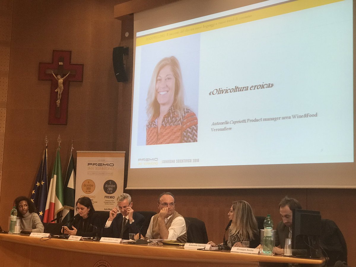 Premio_S_Bernar's tweet photo. #PSB2018 “Le difficoltà di essere comunicato del settore olivicolo. Noi cerchiamo di dare sicurezza al consumatore sulla qualità. Qui intervengono i comunicatori: i blogger, i giornalisti. #foodtelling Antonella Capriotti @pressVRfiere @SolAgrifood @UniLUMSA https://t.co/fUzHPCMcvZ