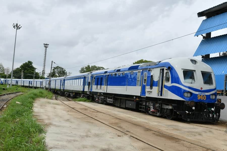 WeForNews's tweet photo. Beside comfort and high speed, India’s #Train18 also to be fire-proof @ManiSudhanshu58
#IndianRailways #ICF #EnginLessTrain #IntegralCoachFactory #IRCE2018
https://t.co/ZVHT1IntaN https://t.co/x5yZ0WSWVy