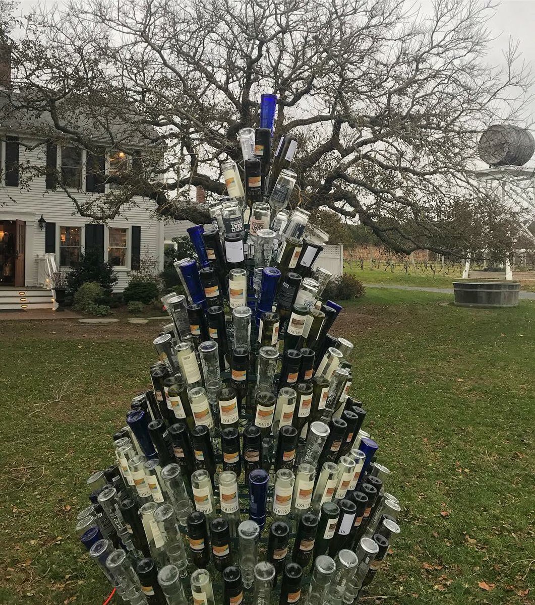 18belowdesign's tweet image. Our trees do great outdoors too. #uniquechristmastree #winelovers