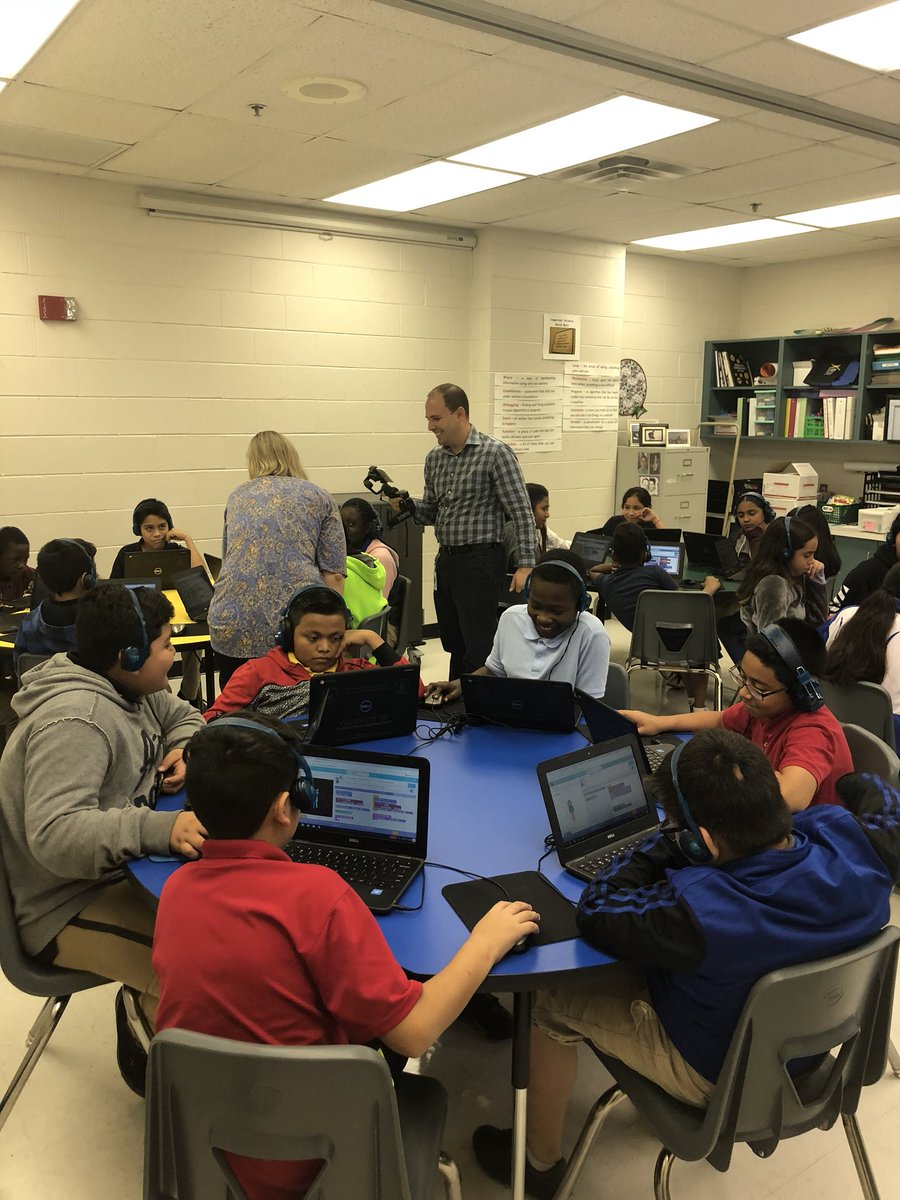 APPayner's tweet image. Computer coding happening at Starlight Cove captured on Facebook live!! #pbcsdcode @pbcsd @teachcode #hourofcode2018 @rebeccasmykla @EdTechDir @andrewruiz__  @southPbcsd @StarlightCoveEl
