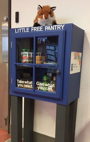 HamiltonLibrary's tweet photo. #HamOnt, we need your help to fill up our #HPLBarton Little Free Pantry. We're looking for donations of single-serve snacks such as applesauce, fruit cups, and granola bars, as well as any other non-perishable food items and toiletries. #givingback https://t.co/xVFHpo1BqW https://t.co/JyXisZbSai