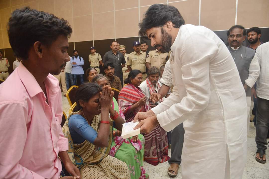 Pk_PowerstarFan's tweet photo. Annaya latest pics 👍💟👊✊👌💪
@PawanKalyan @JanaSenaParty @PariVallal99 #JanaSenaPorataYatra #JanaSenaTarangam #JanaSena @RaghuCharanGoud @IamKalyanRaksha @Nagendra_pspk_ @Saikiran_jalsa @Satish689777 @im_pramodhvarma @PuneethDarling @Vinyas02 @AjaykumarPSPK https://t.co/7MN9y7IchC