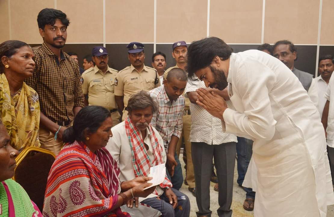 Pk_PowerstarFan's tweet photo. Annaya latest pics 👍💟👊✊👌💪
@PawanKalyan @JanaSenaParty @PariVallal99 #JanaSenaPorataYatra #JanaSenaTarangam #JanaSena @RaghuCharanGoud @IamKalyanRaksha @Nagendra_pspk_ @Saikiran_jalsa @Satish689777 @im_pramodhvarma @PuneethDarling @Vinyas02 @AjaykumarPSPK https://t.co/7MN9y7IchC