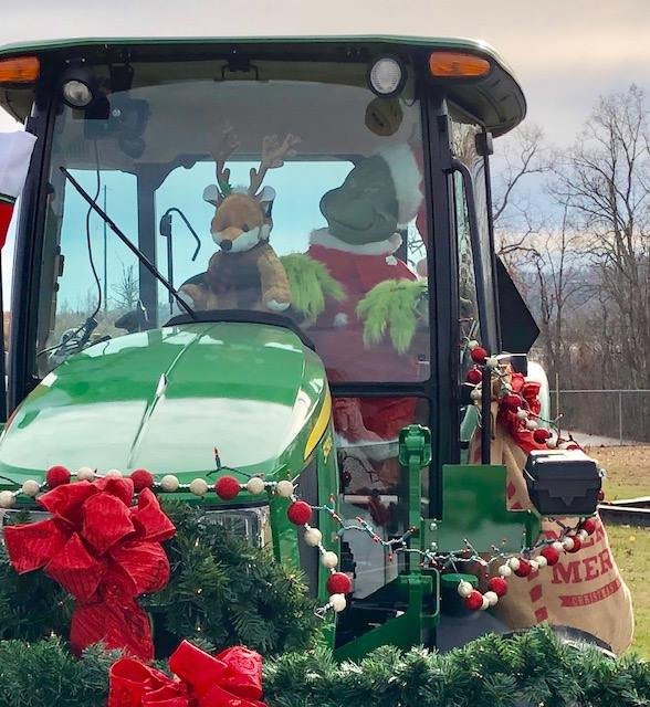 WrightImp's tweet photo. Stop by "Christmas in the Park" in Leitchfield, KY to see our spectacular display showing you that Christmas looks good in green! #JohnDeere #WrightImp https://t.co/bjae0529gm