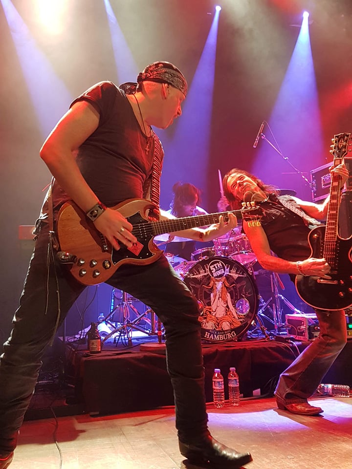 Nitroville's tweet photo. STRINGS'! KNUST Hamburg!! ~ 23.11.18
Photo: @LostHighwaygnr #Nitroville #Knust #Reeperbahn #Hamburg #KurtMichael #TolaLamont #SouthernRock #ClassicRock #PaoloSucco #GrizzyRoseLee #LondonHeavyRockBand #Nitro #cheatingthehangman #cheating #thehangman #cheat #cheatthehangman #Guitar https://t.co/ek7XOgVjID