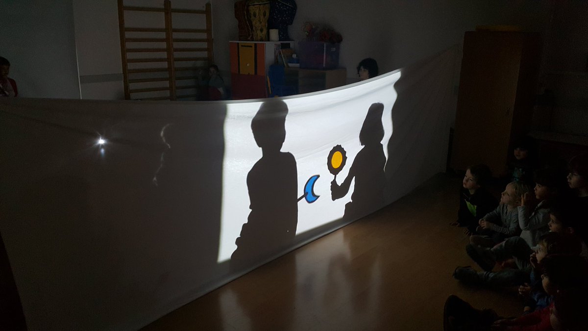 virolaigrimm's tweet photo. Aquesta tarda espectacle d'ombres xineses! Els nens i nenes de P5 ens mostren com l'ombra pot tenir color! #activitatsintercicle #inventemcontes #projectes https://t.co/j6NyoD2HgL