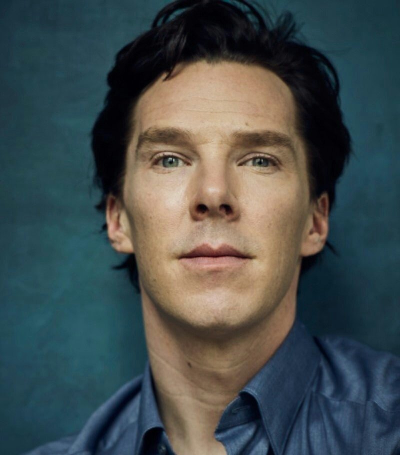 onlyellow's tweet photo. Casual with 
-shirt 
-waistcoat 
-glasses 
-dark hair
But his SMILE is the best stylebatch 😍 

DAY 3 - #Stylebatch3 
@CumberbatchSpam 
(Day4 later, as soon as I can 😉) https://t.co/s5AXUHCTuf