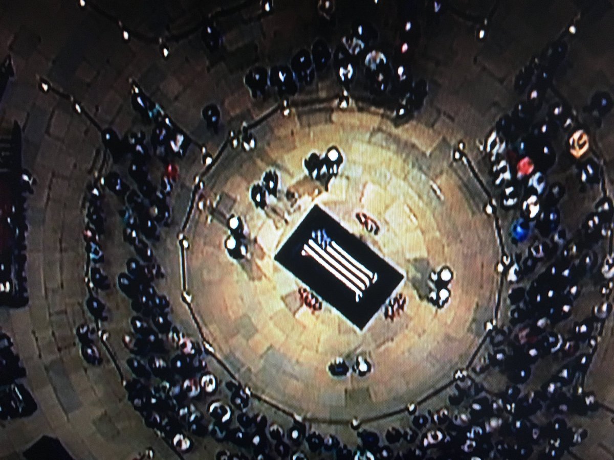 SNiemannARD's tweet image. Als würde dieses aufgewühlte u zerrissene Land wenigstens für einen Moment innehalten: Livebild aus #Washingtons #NationalCathedral. Abschied vom 41. Präsidenten der #USA, George Herbert Walker #Bush Morgen dann #Trauerfeier mit u.a. #Clinton #Obama #Trump @tagesschau #Bush41