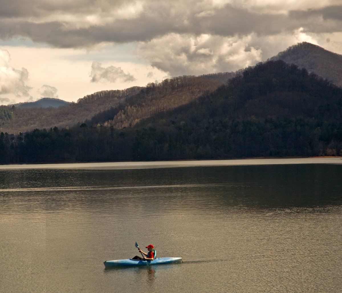 For those who can’t be kept from adventure even on the chilliest of winter mornings, Lake Chatuge is the perfect getaway spot. Learn more here: ow.ly/b5Pb30mQpRa #golakechatuge #adventure #kayak #travelTuesday