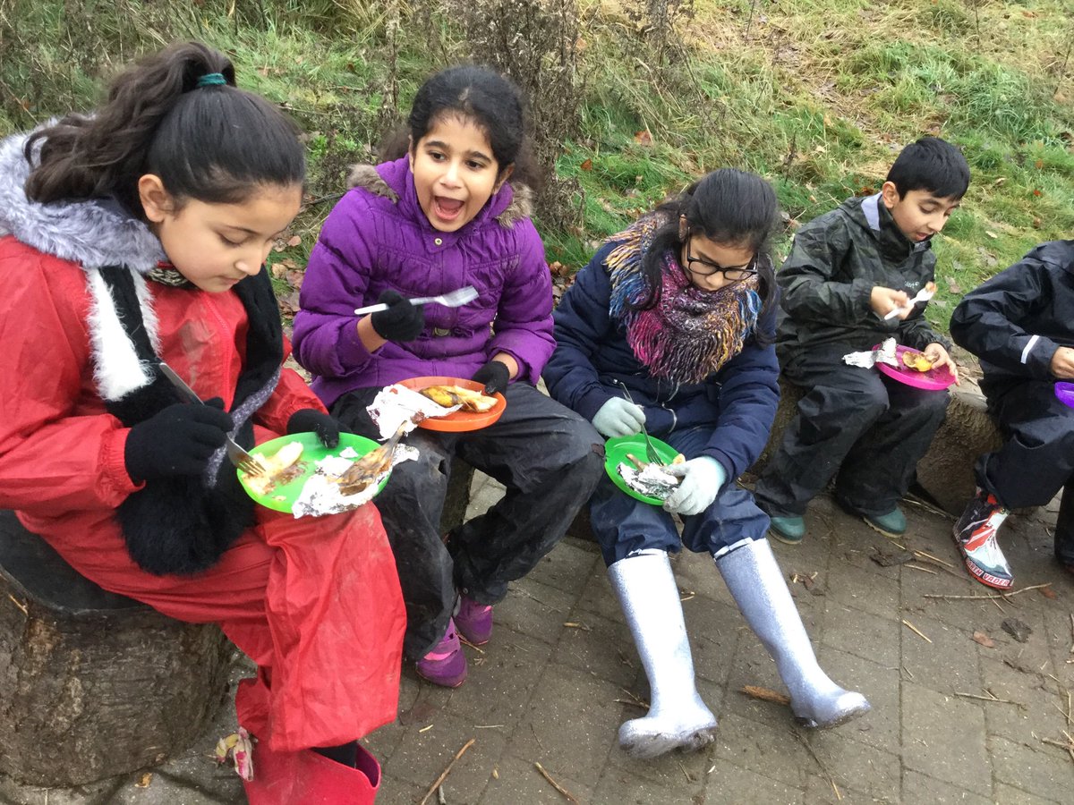 Hot bananas were on today’s menu for year 4. Out of the 11 that said they didn’t like bananas, 10 tried them and loved them! A huge success. 
#forestschool #hotbananas #cookingonanopenfire #campfirecooking