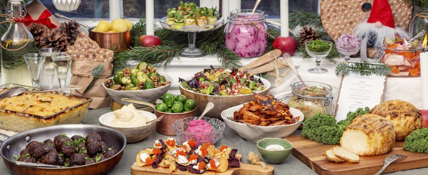 Vår kock Mari har tagit fram ett veganskt julbord för åtta personer, med både kalla och varma rätter. I vår veganska julmiddag hittar du även fräscha sallader och nya moderna smaker! #vegan #julbord
tasteline.com/inspiration/ho…