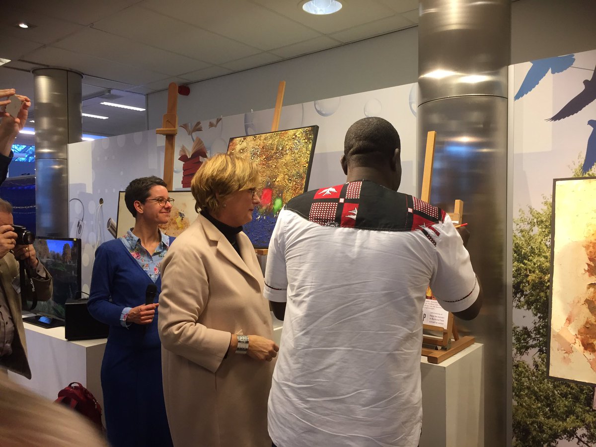 wimslebus's tweet image. @wjlbuijs opent tentoonstelling 40 jaar @sahelposs in @BibliotheekOss @dtvoss @DatisOss