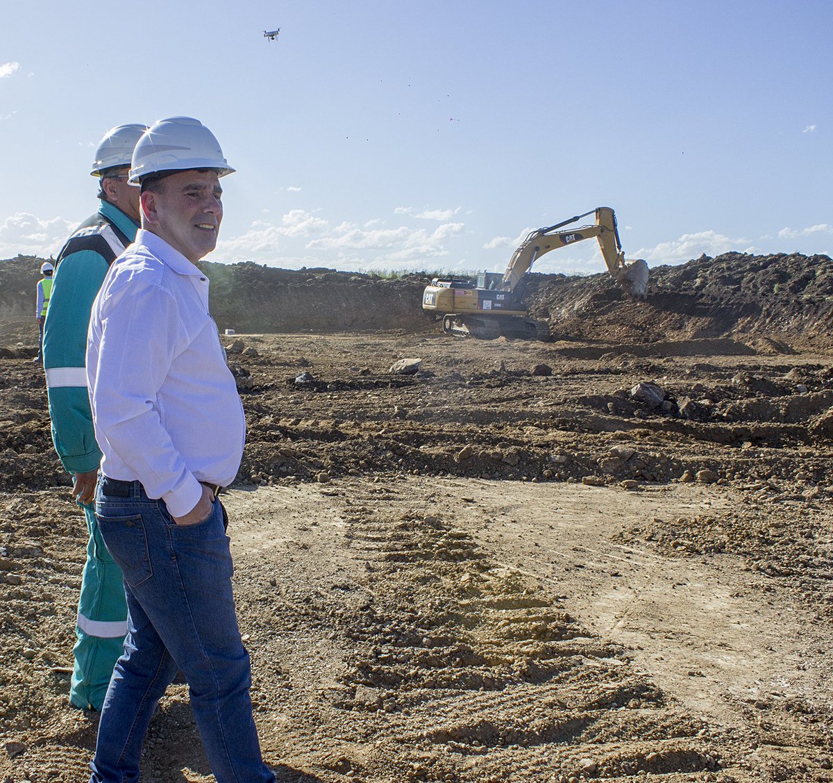 BertellysHernan's tweet photo. El Parque eólico "Los Teros" comienza a ser una realidad palpable. Ayer recorrimos los primeros pasos en la obra de construcción del mismo. #PrimeroAzul https://t.co/nwCn0kjkeG