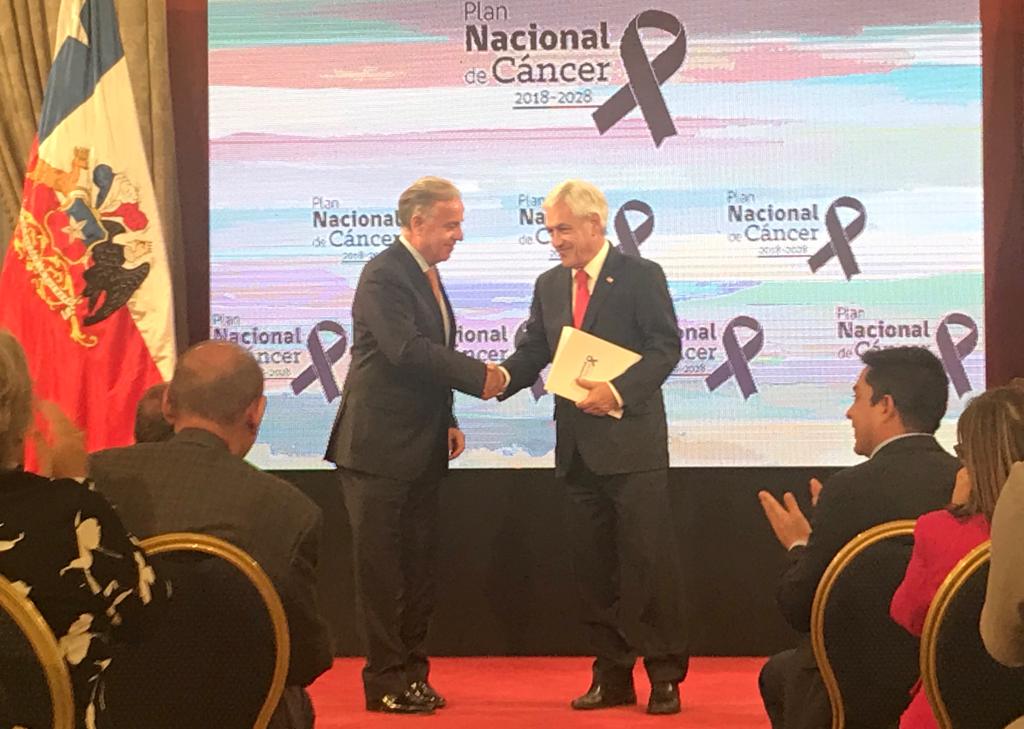 ESantelicesC's tweet image. Hoy presentamos junto al Presidente @sebastianpinera el #PlanNacionalDelCáncer, y firmamos lo que será la #LeyNacionaldelCáncer. Agradezco a actores políticos y sociedad civil que la impulsaron. Con esto damos pasos decisivos en esta lucha y decimos #ChileContraElCáncer!
