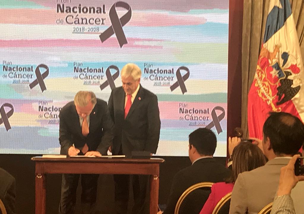 ESantelicesC's tweet image. Hoy presentamos junto al Presidente @sebastianpinera el #PlanNacionalDelCáncer, y firmamos lo que será la #LeyNacionaldelCáncer. Agradezco a actores políticos y sociedad civil que la impulsaron. Con esto damos pasos decisivos en esta lucha y decimos #ChileContraElCáncer!