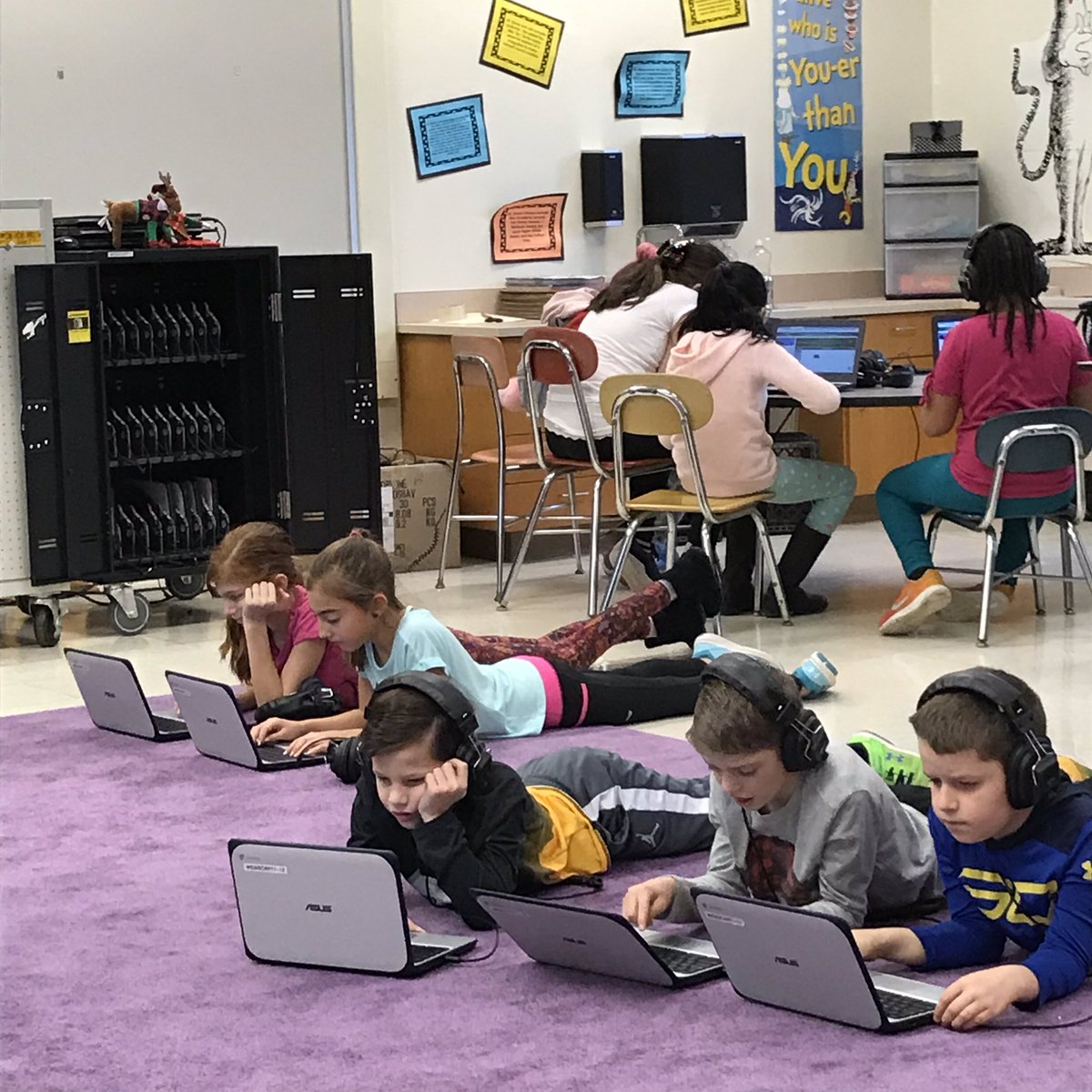 Tess and Tesla surprised our WES students today! They wanted to watch our students kick off CSEd Week using the new Chromebook cart!  @MrBtheVP @JaneenPeretin #flexibleseating  #CSEducationWeek