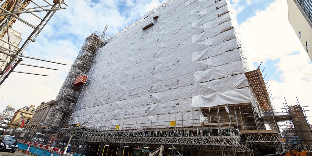 RoofingToday's tweet photo. Protection against the strongest #winds that #Merseyside can summon, #Monarflex #Airflow FRA #containment #netting is protecting both workers and passers-by during the £38.25m Category A fit out of India Buildings. @Icopal_UK https://t.co/HfxWBM4fvo https://t.co/9oOA2KEG2H