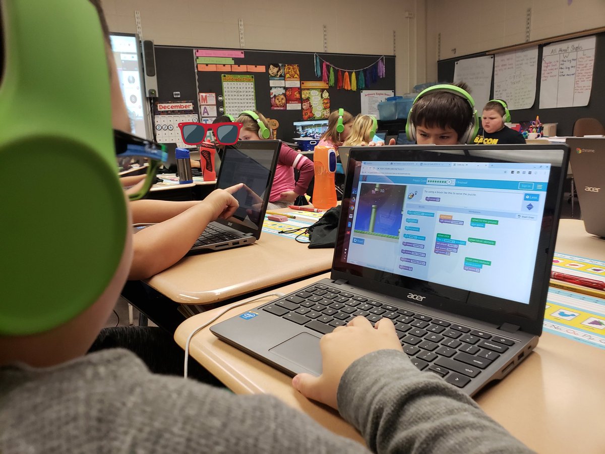 Loving Flappy Bird in <a href="/MrsFeeney111/">Amanda Feeney</a> class! Cool to Hangout, too! #d45KidsCode #d45Learn4Life <a href="/D45Ardmore/">Ardmore School</a>