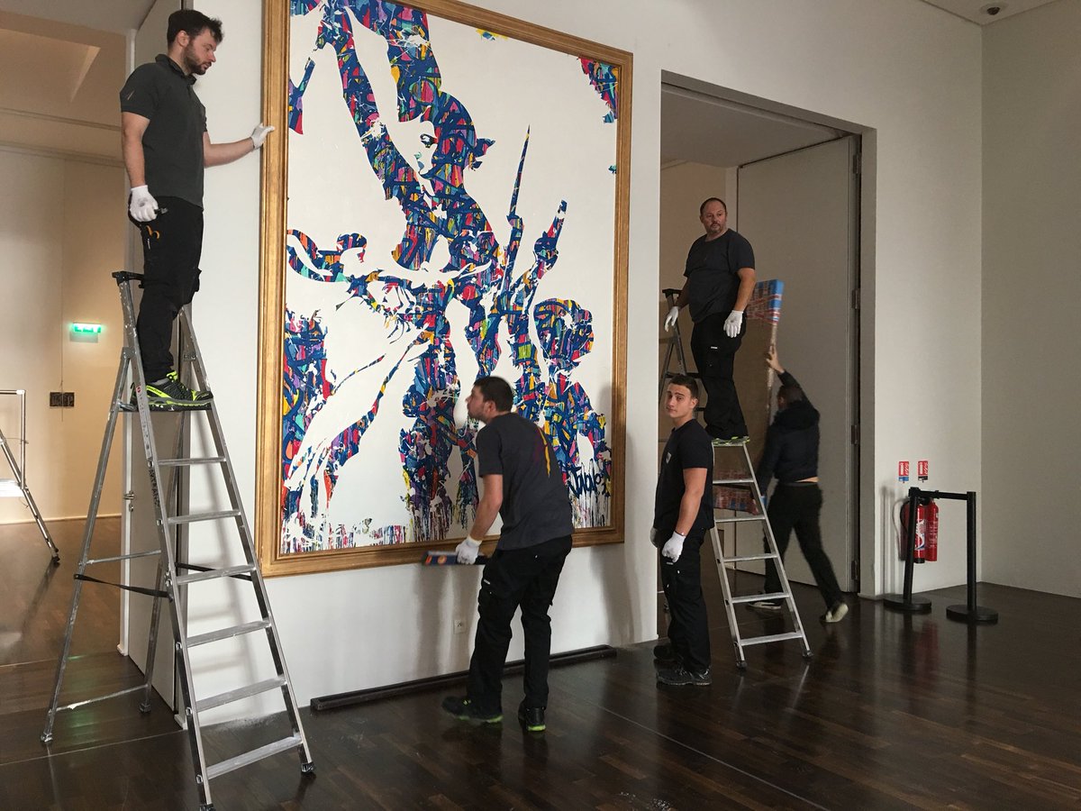 dbeckpolka's tweet image. Et pendant ce temps-là au musée de l’Homme, accrochage en cours d’une interprétation / version de « La liberté guidant le peuple », par l’artiste JonOne... Quand le street art et l’esprit de la révolution se retrouve au musée. #liberteguidantlepeuple #Jonone #streetart