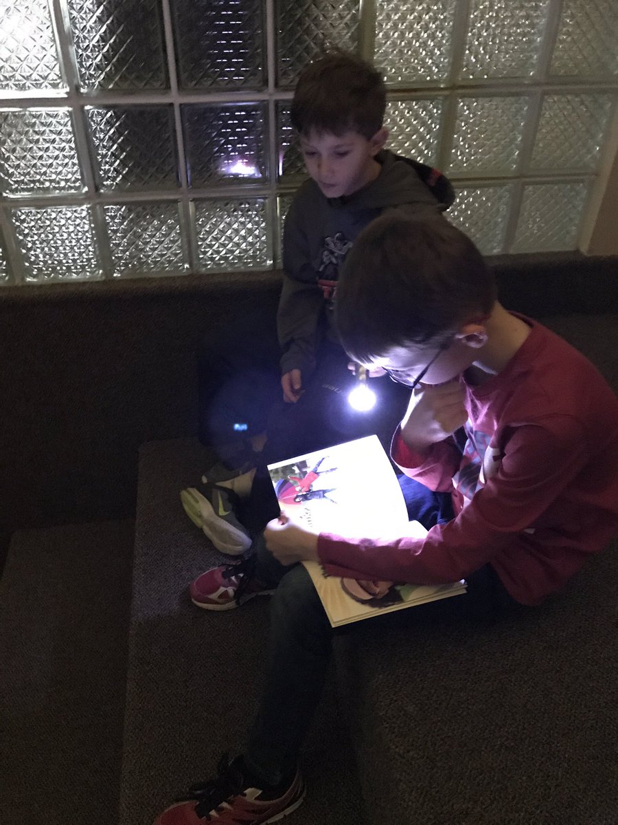 AlisonNewman14's tweet image. Learning about light when power is out! #irony #gr4Science #flashlightssavetheday @BraunSchool @RegPublicSchool