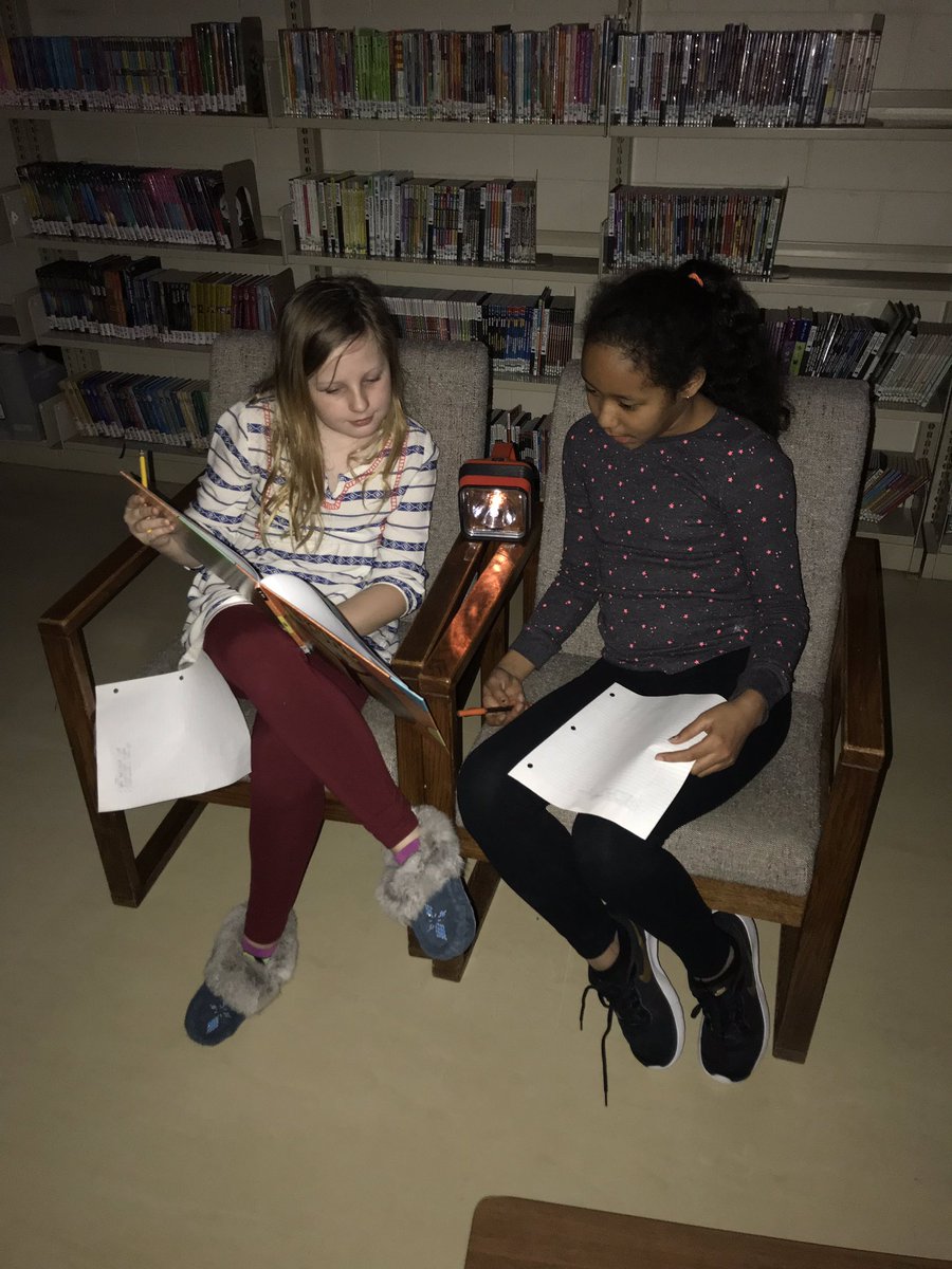 AlisonNewman14's tweet image. Learning about light when power is out! #irony #gr4Science #flashlightssavetheday @BraunSchool @RegPublicSchool