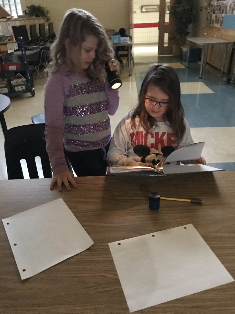AlisonNewman14's tweet image. Learning about light when power is out! #irony #gr4Science #flashlightssavetheday @BraunSchool @RegPublicSchool