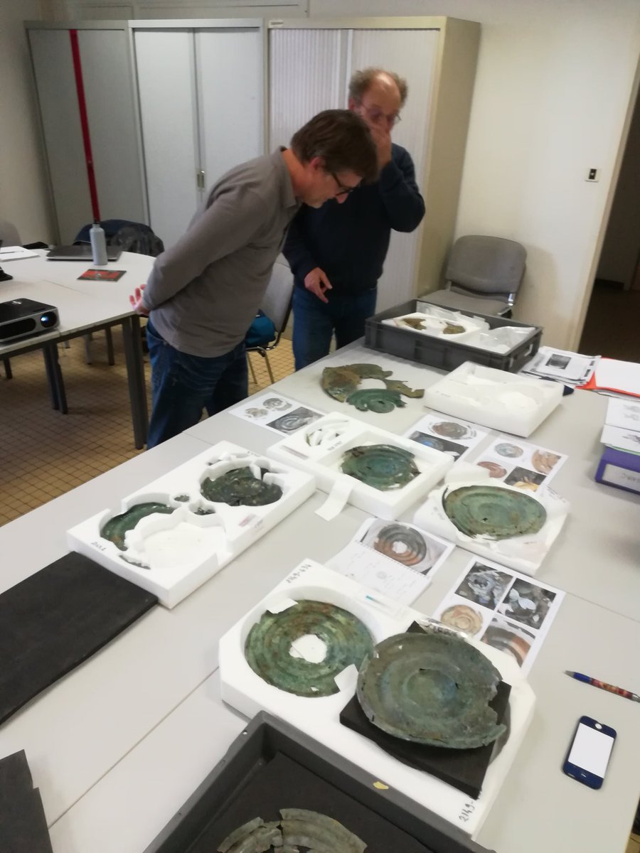 GarciaDInrap's tweet photo. Au milieu des #carnyx ...
Journée de travail à @TlseMetropole pour étudier les cardiophylax de #Tintignac avec Christophe Maniquet @Inrap et Philippe Gruat @dept_aveyron
Un ensemble de bronzes gaulois extraordinaires. https://t.co/VvLKtpvcgV