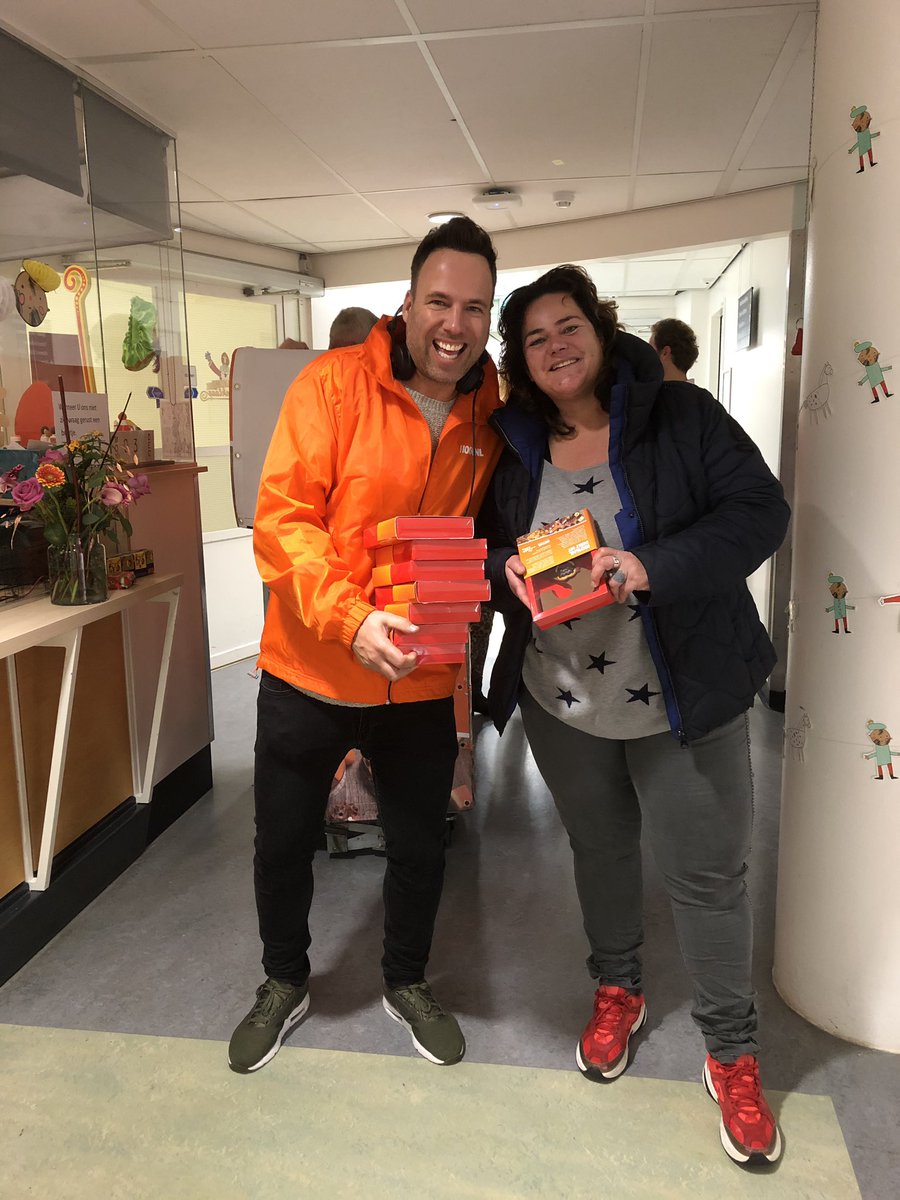 Super tof!!! Loop je zomaar  <a href="/BarryPaf/">Barry Paf</a> tegen het lijf als je dochter is opgenomen in het #sophiakinderziekenhuis ze delen chocolade letters uit!! <a href="/100pnl/">100% NL</a> super liefff #dankjulliewel