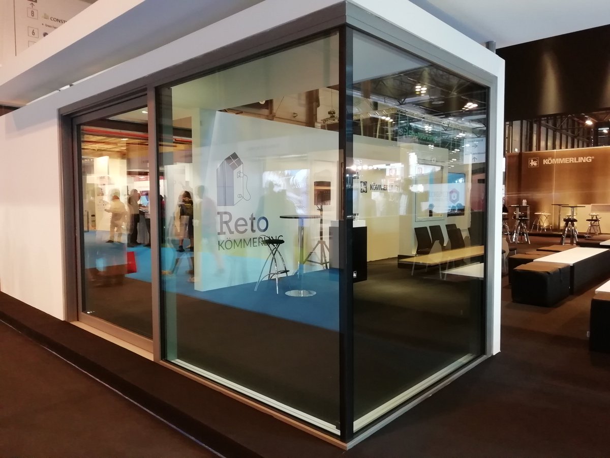 KOMMERLING_ESP's tweet photo. La elevadora en esquina fabricada con el sistema Premidoor76 fue una de las más elogiadas por quienes nos visitasteis en @Construtec_. Os dejamos una foto para los que no pudisteis verla en persona, ¿os gustaría tener una como esta en casa? #PVCKömmerling #ePowerAndBuilding https://t.co/BTq78mtJdT