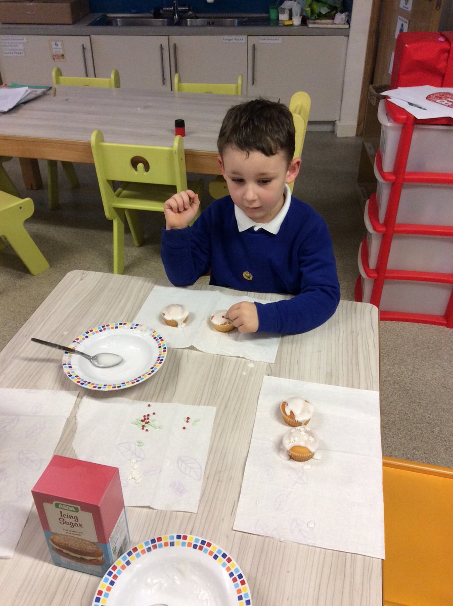 EYJesmondG's tweet photo. Decorating cakes at cooking club! #christmasdecoration #decoratingcakes #yummy https://t.co/JkoqqL8BwW