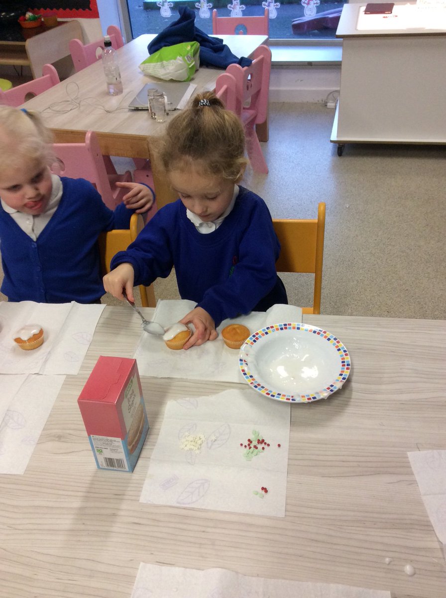 EYJesmondG's tweet photo. Decorating cakes at cooking club! #christmasdecoration #decoratingcakes #yummy https://t.co/JkoqqL8BwW