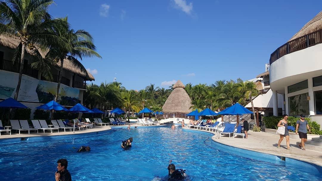 Home is where you'll find palm trees for miles and ocean views as far as the eye can see. | photo: baek_75