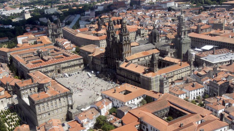 vozdesantiago's tweet photo. #Hemeroteca 📰 Año 1985 | La @UNESCO declaraba, tal día como hoy, a #Compostela como Patrimonio de la Humanidad https://t.co/vCHTfL0J5i https://t.co/GOiXXmKaCD
