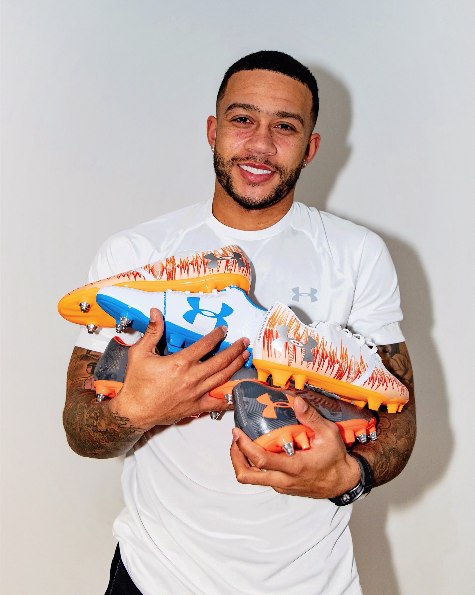 Memphis Depay on X: I'm giving away 5 signed Holland shirts! All you have  to do is follow me on Instagram, like the post and tag in 5 friends! Good  luck and