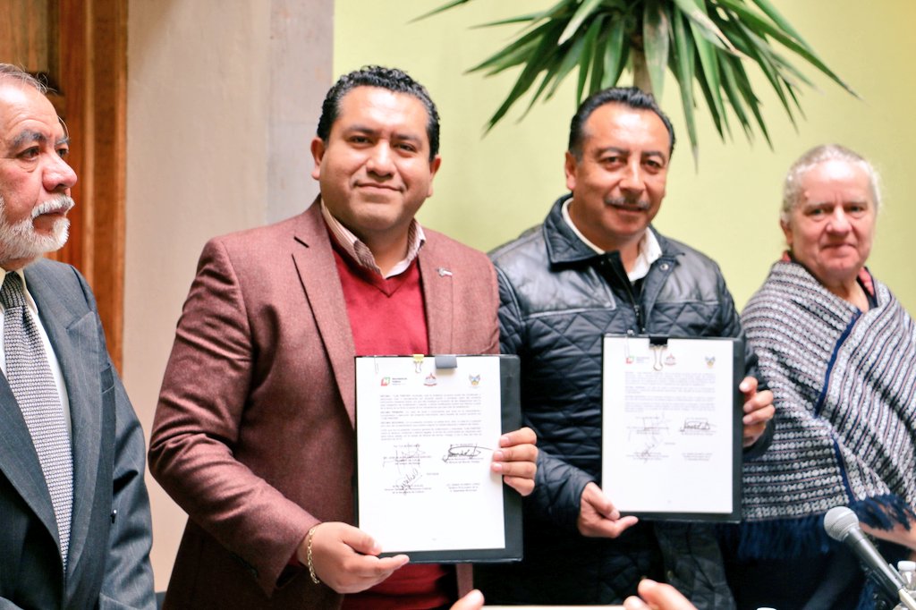 Olaff111's tweet photo. Firmamos con el Pdte. de #RealDelMonte Jaime Soto, un convenio para establecer bases de colaboración, que enmarquen la actuación y difusión de la cultura mediante programas, proyectos y actividades de manera conjunta con @CulturaHidalgo, en el recién remodelado #CCRealDelMonte https://t.co/B6Xo7A4WZY