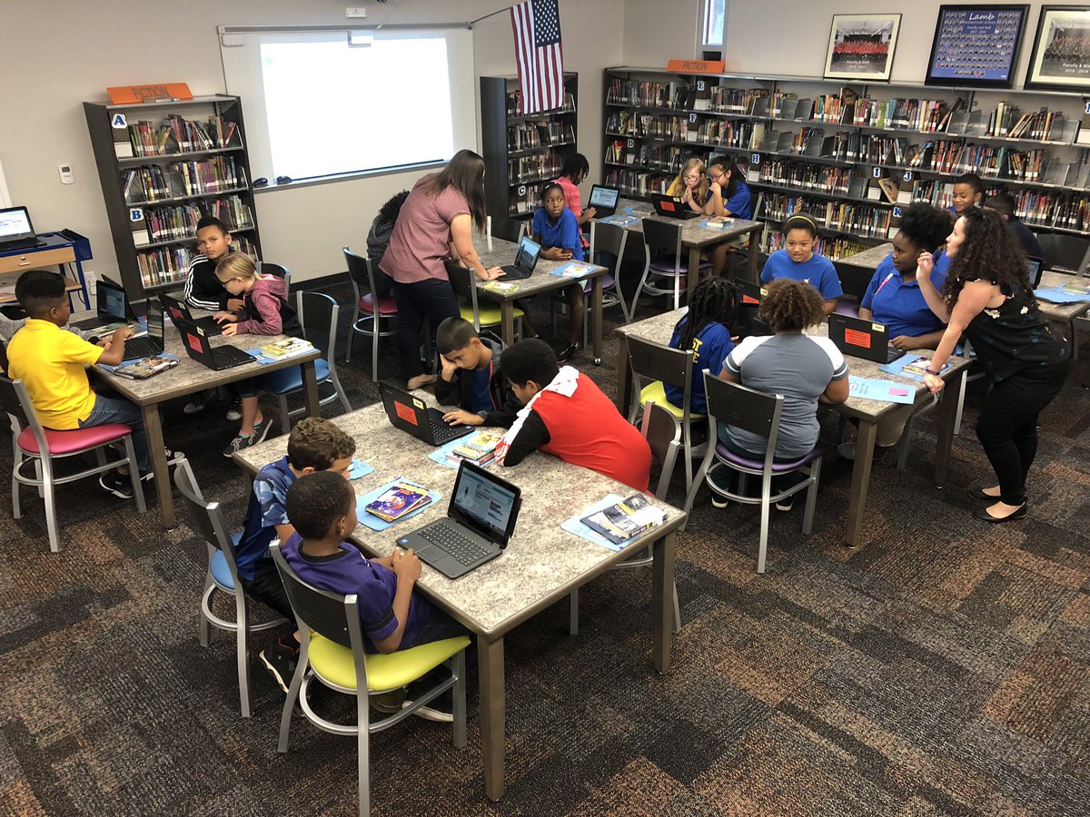 LibraryTera's tweet image. We love learning to code in the Lamb Library! ⚡️❤️⚡️#hourofcode #hubofschool @HCPSLambES @LMSK5