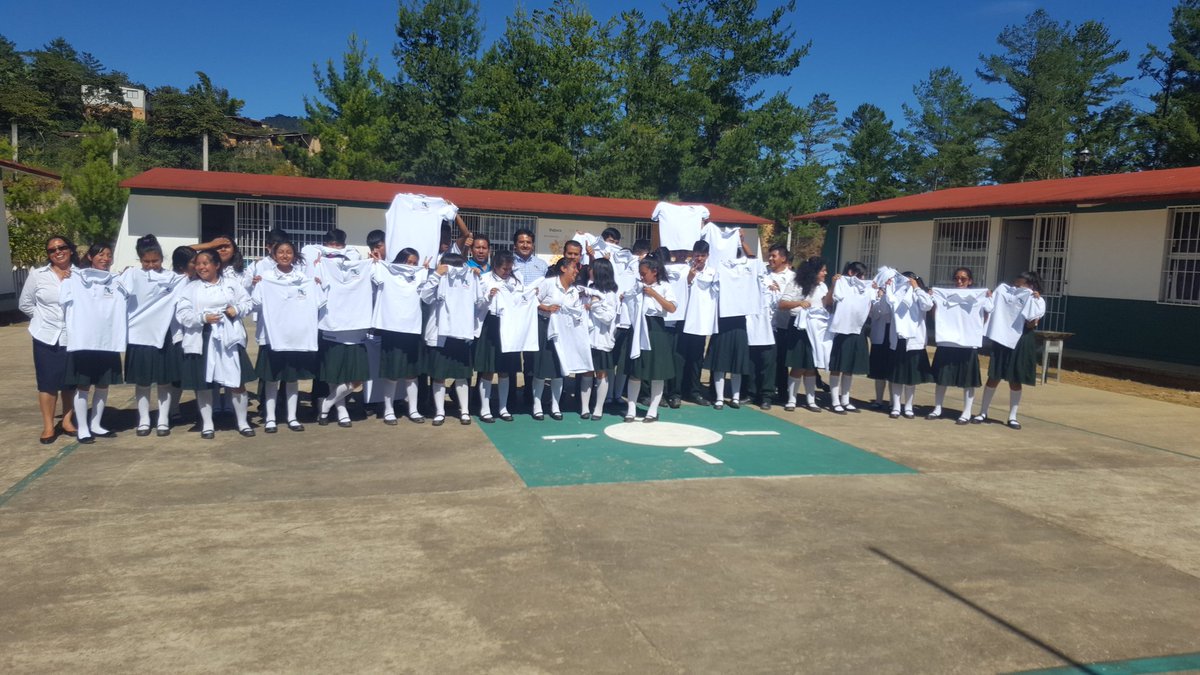 CECyTEOaxaca's tweet photo. Los resultados que el #CECyTEO #EMSaD59 #VillaTaleadeCastro aporta a la comunidad han sido favorables y están a la vista. Por eso la Autoridad Municipal corresponde entregando apoyos para nuestros estudiantes.
Gracias por invertir en la educación de los jóvenes de #Talea. https://t.co/LDmssUOX5d