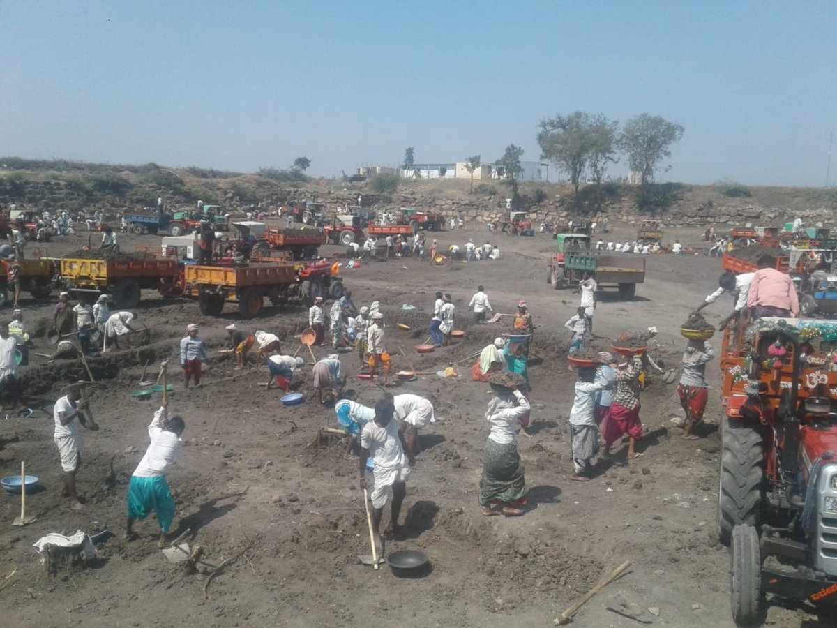 GRManakar's tweet photo. 651 labours are working at pond Desilting work under MGNREGA in Drought affected area Bagalkot District Hunagund taluk Nandavadagi Village. https://t.co/aJBufGgEmi