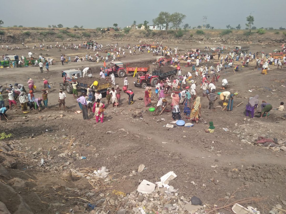 GRManakar's tweet photo. 651 labours are working at pond Desilting work under MGNREGA in Drought affected area Bagalkot District Hunagund taluk Nandavadagi Village. https://t.co/aJBufGgEmi