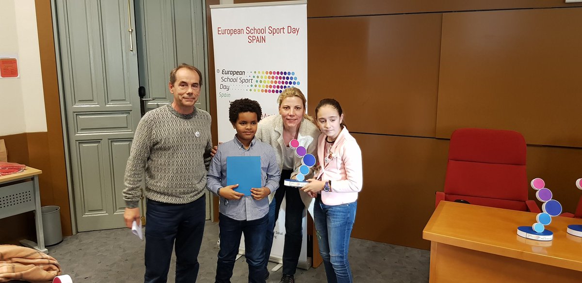 LaskaNenova's tweet photo. I had the great honor to present the recognition awards to the most active Spanish schools. During #ESSD2018 @educacondeporte managed to reach more than 400 000 Spanish kids. @ISCA_tweet
@NowWeMove https://t.co/8Lit7R4vgG