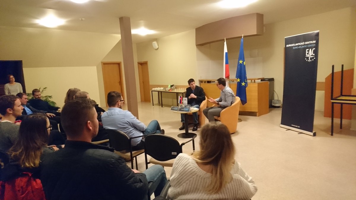 EACenter's tweet photo. Druhým dnešným podujatím je tradičné fakultné rendezvous @FPVMV_UMB na tému "Budúcnosť slovenskej zahraničnej politiky" vedené @marcolenc. Pozvanie prijal Michal Šimečka, odborník na zahraničnú a európsku politiku #FakultneRendezvous #FPVMV https://t.co/AaNn2Jv6qz