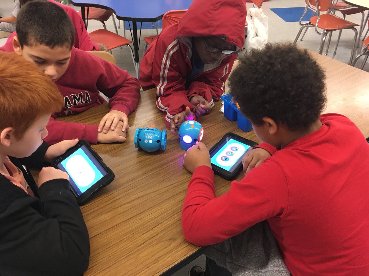 KevinFoshee1's tweet photo. Warrior Elementary is Dashing through the Holidays!  #HourofCode @JEFCOEDTech @warriorjefcoed https://t.co/pwvymHWT4H