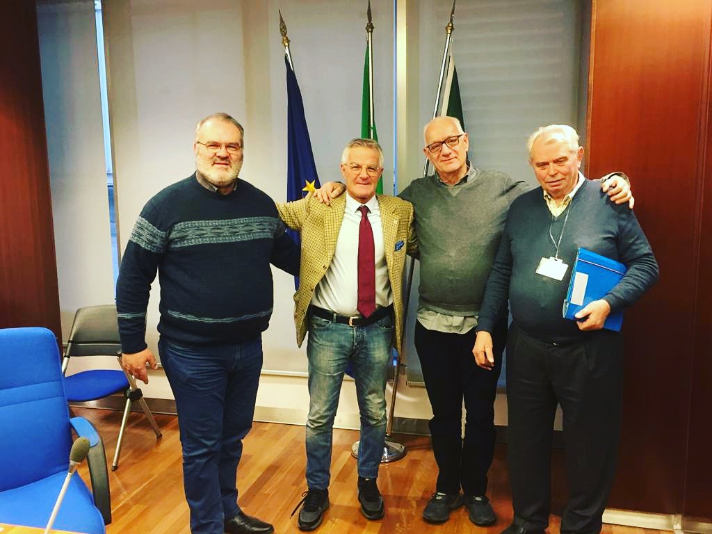GeoInvernizzi's tweet photo. Oggi incontro con alcuni imprenditori agricoli e con il Presidente di Agrilombardia Giovanni Giubilini per un confronto sul tema delle quote latte: Regione Lombardia ha preso impegni concreti sul tema e oggi si è ribadita la volontà di risolvere assieme il problema. @ConsLomb https://t.co/uQ2r6sBw8I