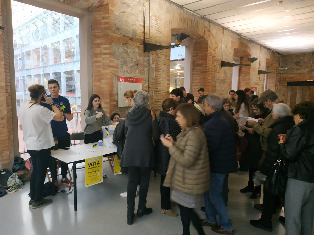 ForaCatBorbo's tweet photo. 📢NOVES DADES PARTICIPACIÓ
⌚17:00
📌#UB 5.605📨
📌#UPF 1.831 📨
Total 7.436 📨
Pots votar fins 20h
#UB
📍Fac. Dret
📍Fac. Econòmiques
📍Fac. Física i Química
📍Fac. Geografia e Història
📍Fac. Filologia
#UPF
📍Ed. Jaume I
📍Ed. Roger Llúria
#ReferendumUB
#ReferendumUPF https://t.co/xmGe2q9npZ