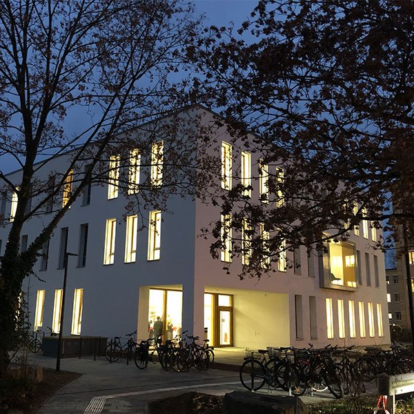 baurconsult's tweet photo. #EINWEIHUNG - BÜRO- UND SEMINARGEBÄUDE #UNIVERSITÄT #BAMBERG

Neues Zuhause für 7 Lehrstühle: Sechs Wochen nach Inbetriebnahme wurde das neue Institutsgebäude der Orientalistik am Schillerplatz in feierlicher Runde offiziell eingeweiht.
#BAURCONSULT #Architektur #Studium #Neubau https://t.co/WrXjCGWCJC