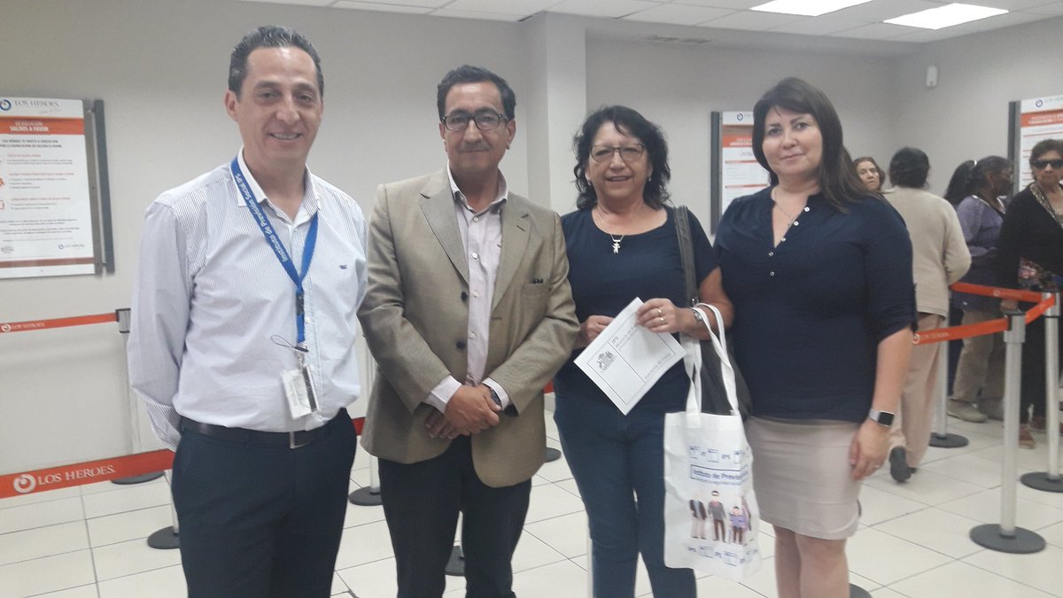 IPSTarapaca's tweet photo. ¡Tenemos buenas noticias! Nuestros pensionados de #Tarapacá, comenzaron a recibir el Aguinaldo de Navidad 2018🎄 de $21.693. Este martes la seremi @SeremiTrab_1R @cibel_jimenez junto al Director @ipsgibert entregaron los alcances de este beneficio #ChileLoHacemosTodos 🇨🇱 https://t.co/uroKXMrycb