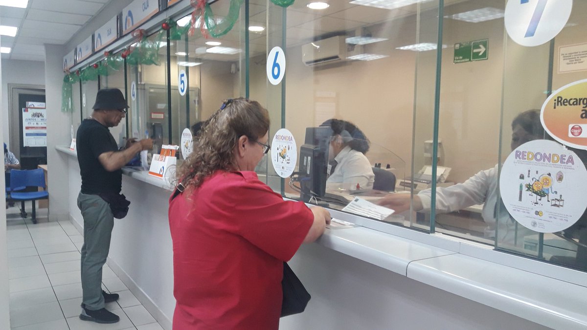 IPSTarapaca's tweet photo. ¡Tenemos buenas noticias! Nuestros pensionados de #Tarapacá, comenzaron a recibir el Aguinaldo de Navidad 2018🎄 de $21.693. Este martes la seremi @SeremiTrab_1R @cibel_jimenez junto al Director @ipsgibert entregaron los alcances de este beneficio #ChileLoHacemosTodos 🇨🇱 https://t.co/uroKXMrycb