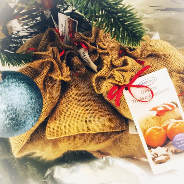 Wir spielen Samichlaus!

Am Donnerstagmorgen an der Strassenaktion verteilen wir unsere fein gefüllten Säckchen in Baar.