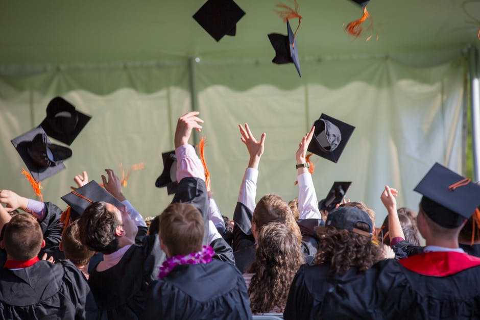 PeachPersonnel's tweet photo. After many years of study, many would think a Graduate will have a better earning potential than those who don’t have a degree, now whilst this is the case for many degrees /professions it’s not always the case...https://t.co/SlhYezwVlq #Graduate #Recruiting #Blog https://t.co/AYzV3Jq0Di